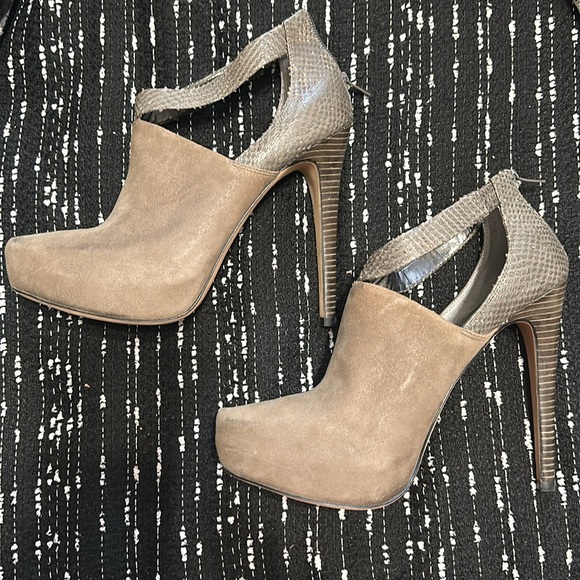 Jessica Simpson platform bootie in a stone/tan color- never worn - Picture 5 of 7